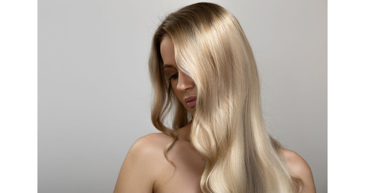Mulher com o cabelo loiro após clarear o cabelo